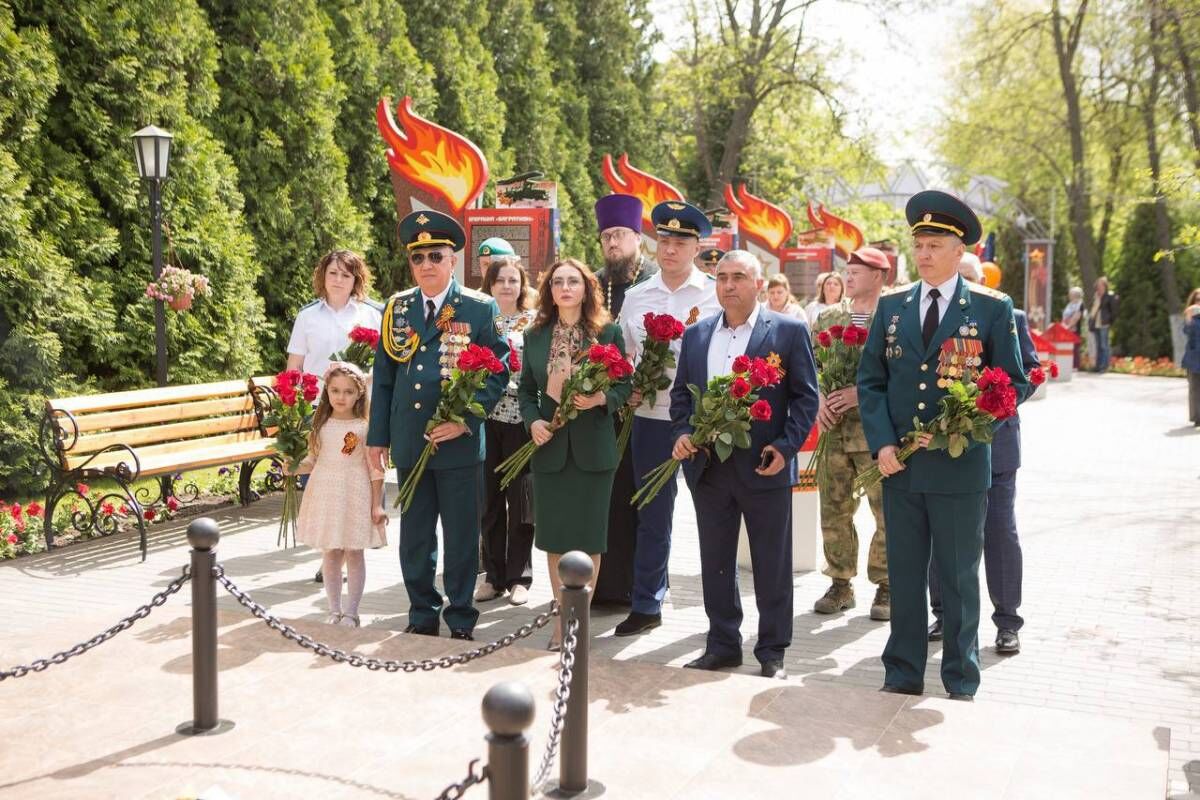 Юлия Литневская возложила цветы к Вечному огню на Аллее Славы