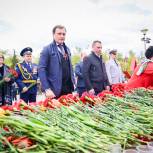 Единороссы и сторонники партии «Единая Россия» возложили цветы к Мемориалу Славы в Сергиевом-Посаде