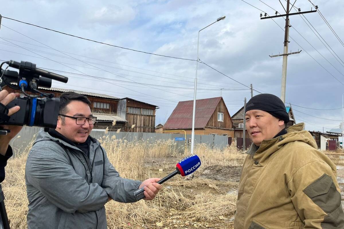 Участники предварительного голосования «Единой России» помогают якутянам с  откачкой талых вод