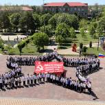 Более трёхсот учеников Красногвардейского стали участниками флешмоба «Zа Наших! Vместе мы сила!»