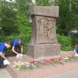 Активисты партии в Октябрьском районе Саратова привели в порядок территорию около памятного знака «Труженикам тыла в годы Великой Отечественной войны»