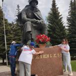В Октябрьском активисты «Единой России» и молодогвардейцы привели в порядок памятники и стелы участников ВОВ
