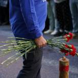 «Молодая Гвардия Единой России» и «Волонтёрская Рота» почтили память погибших в Одесском доме профсоюзов