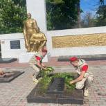 В Выселковском районе благоустроили Братскую могилу