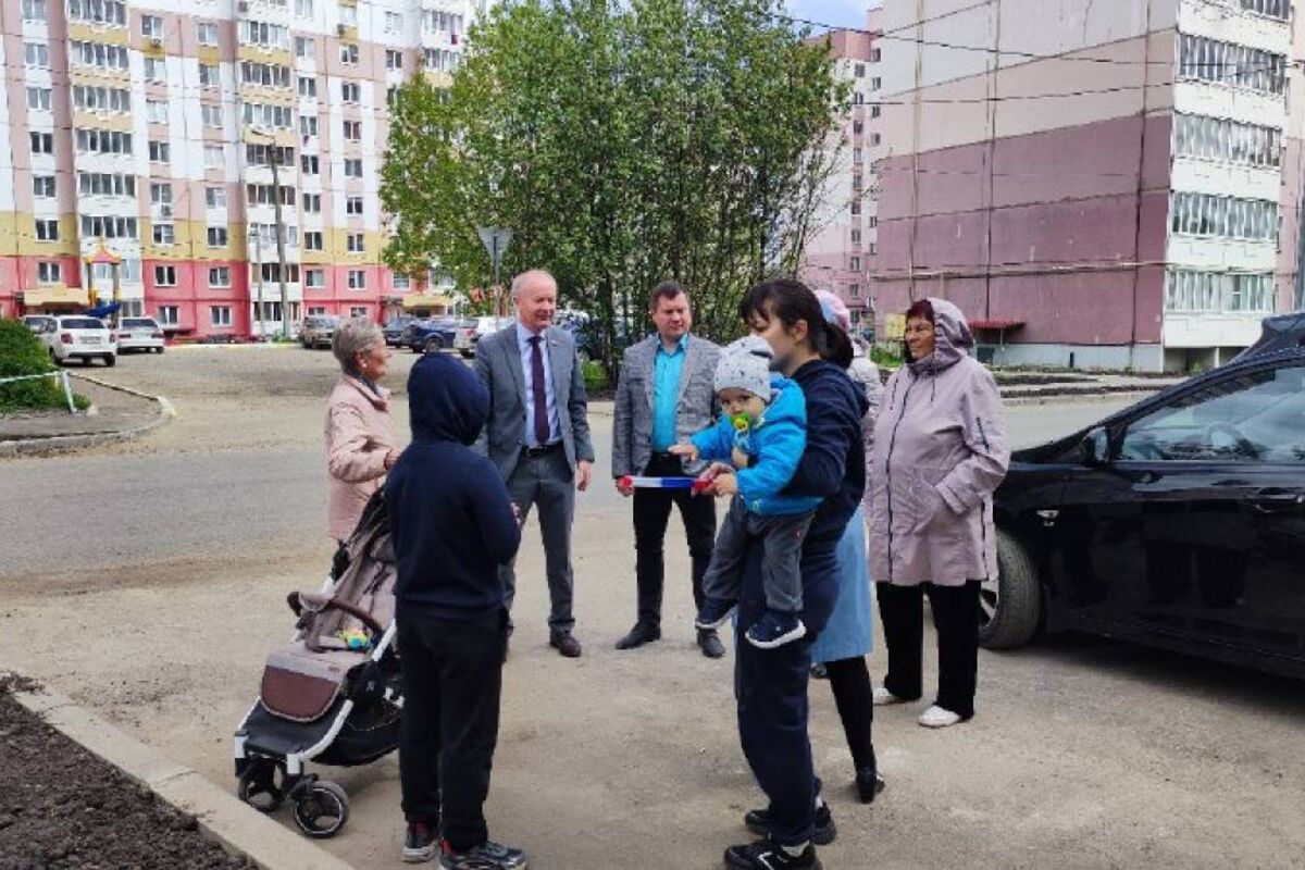 Сергей Вдовин провел выездное совещание по вопросу благоустройства  территорий в Ленинском районе г.о. Саранск | 11.05.2023 | Саранск -  БезФормата