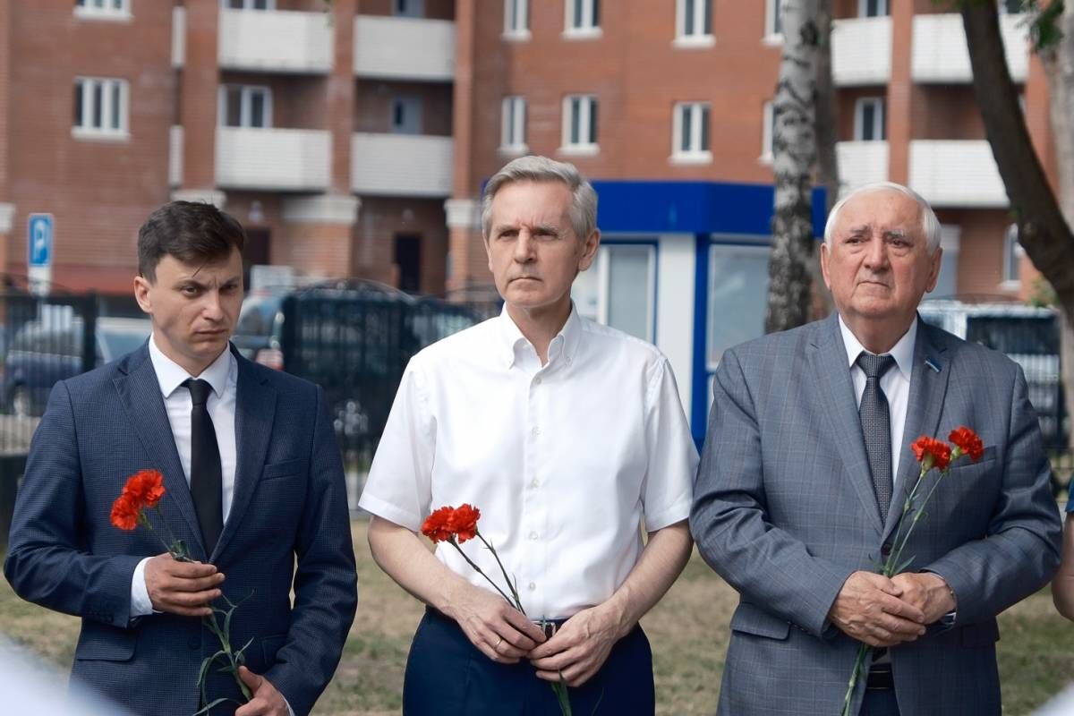 На фасаде тюменской школы №43 открыли мемориальную доску, посвященную герою СВО