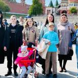 Азовские единороссы организовали для семей участников СВО поездку на парад Победы в Москве