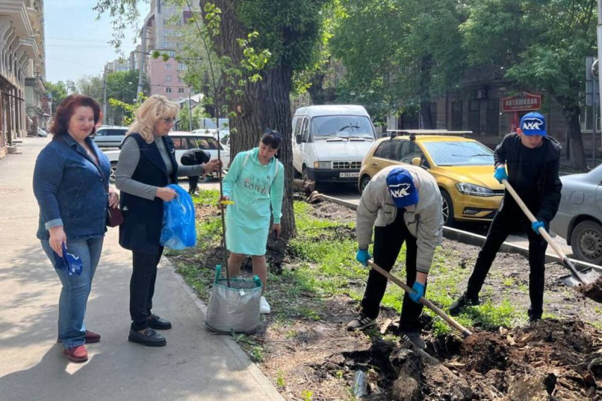 Активисты партии приняли участие в озеленении улиц Саратова