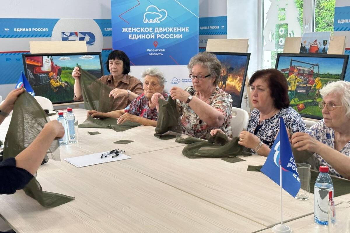 На базе Штаба общественной поддержки «Единой России» состоялся мастер-класс по изготовлению антимоскитных сеток для бойцов СВО