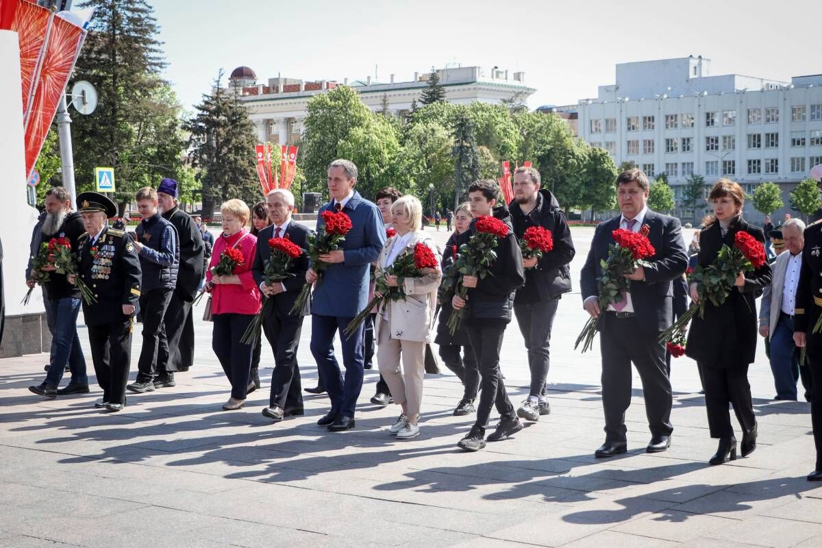 В День Победы партийцы возложили цветы к Вечному огню на Соборной площади |  09.05.2023 | Белгород - БезФормата