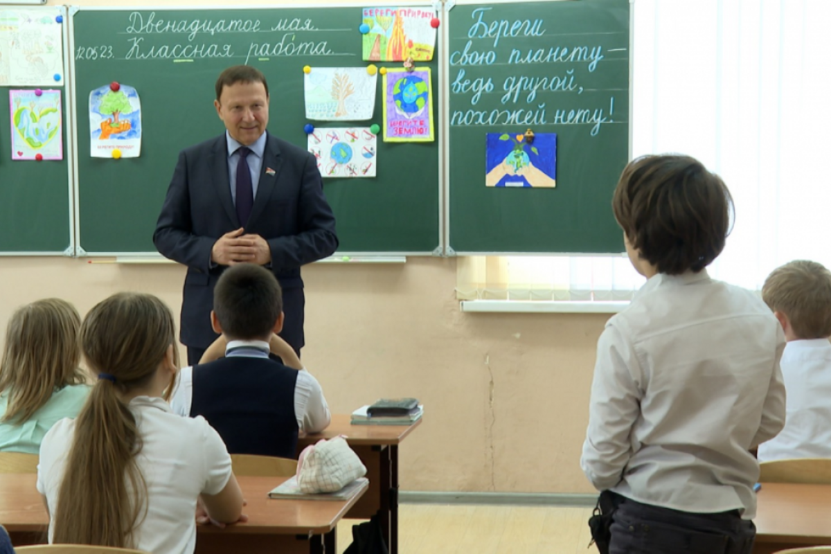 Александр Ролик провел открытый экологический урок во владивостокской школе №16