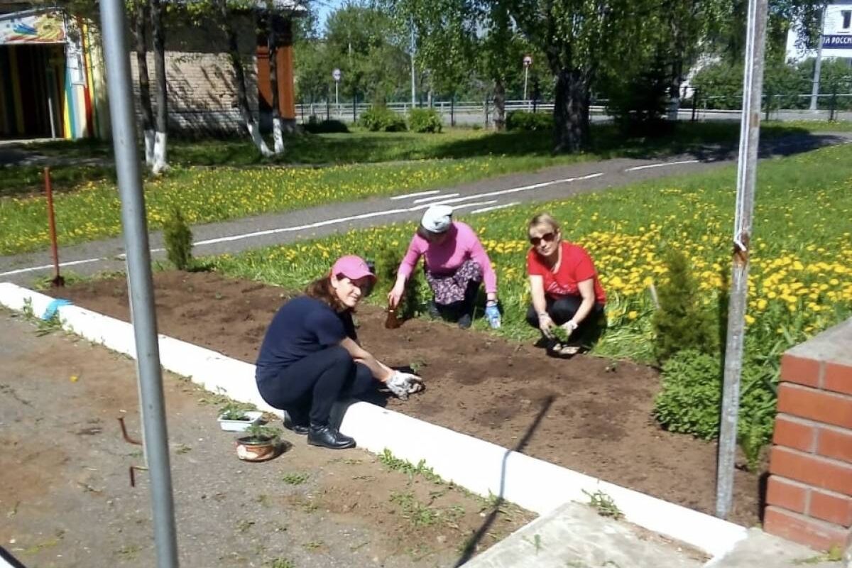 Пижанцы украшают Родину цветами