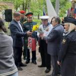 Единороссы организовали и провели парад у дома ветерана