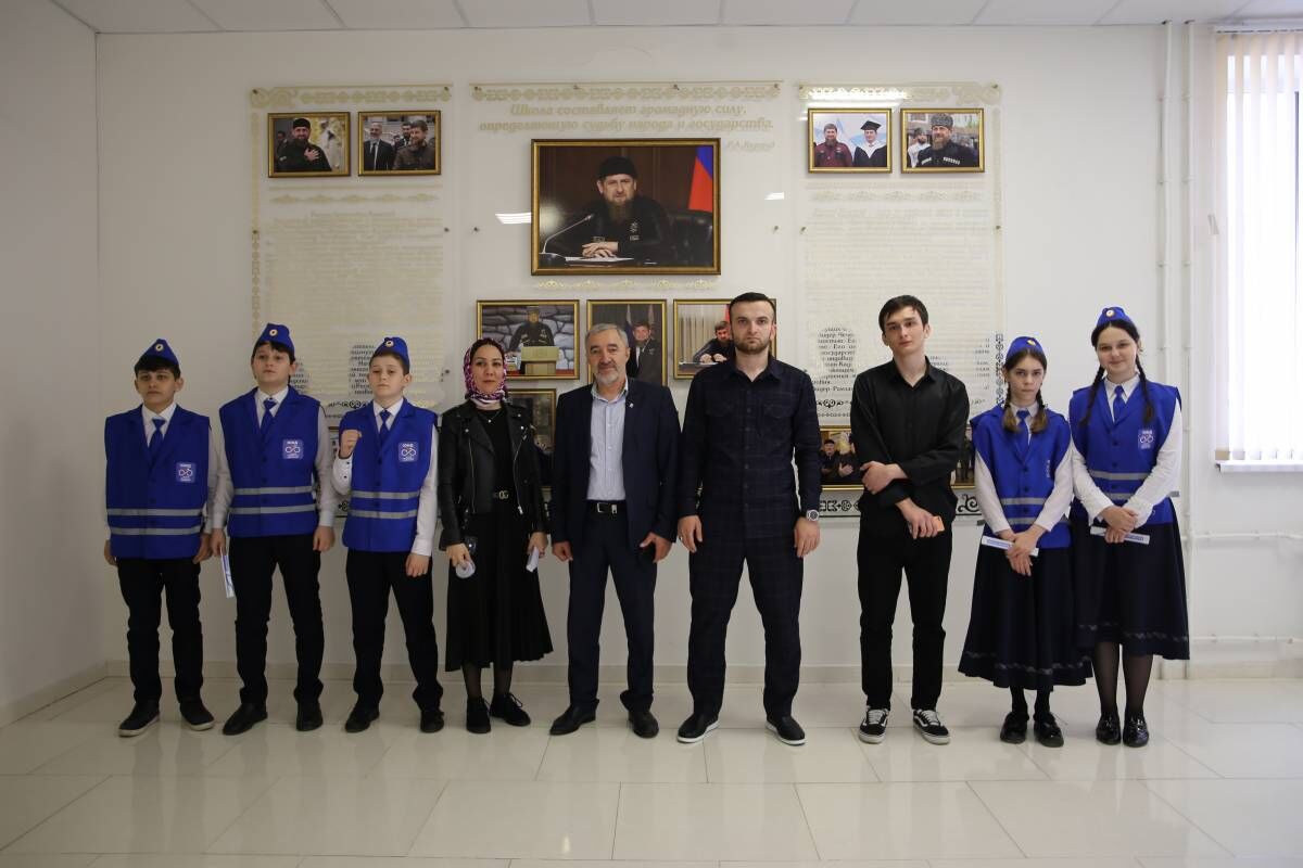 В Грозном «Единая Россия» провела акцию по пропаганде использования светоотражающих элементов среди школьников