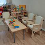 Пандусы, стулья и кресло-коляска: благодаря Александру Колодичу в Нефтеюганском детсаду появилось оборудование для детей с ОВЗ