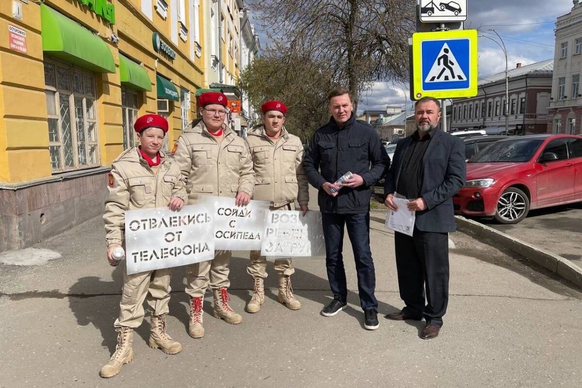 Возле пешеходных переходов в центре Вологды нанесли предупреждающие надписи  для пешеходов | 06.05.2023 | Вологда - БезФормата