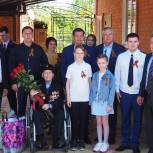 Единороссы поздравили с Днем Победы 98-летнего ветерана Великой Отечественной войны Алексея Александровича Новицкого