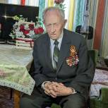 Дмитрий Азаров поздравил с Днем Победы самарца - ветерана ВОВ, которому в этом году исполнится 100 лет