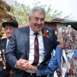Леонид Черкесов в канун Дня Победы поздравил супружескую чету ветеранов войны