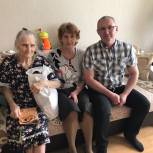 Партийцы поздравили одного из старейших жителей Тракторозаводского района