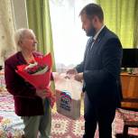 Секретарь Йошкар-Олинского местного отделения Партии вручил подарок ветерану