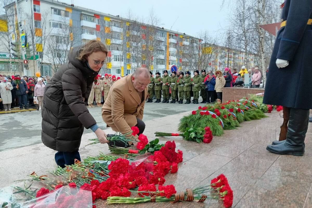 Ямальские единороссы поздравили ветеранов Великой Отечественной войны и  почтили память павших бойцов у военных мемориалов