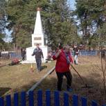 В Краснослободском районе проведена уборка территории вокруг памятника погибшим воинам