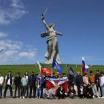 «Единая Россия» организовала экскурсию по военно-историческим местам Волгограда для детей участников СВО из Чечни