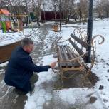 Сломанные скамейки и поврежденные бордюры: Партийный десант «Единой России» проверил объекты благоустройства в Вилючинске