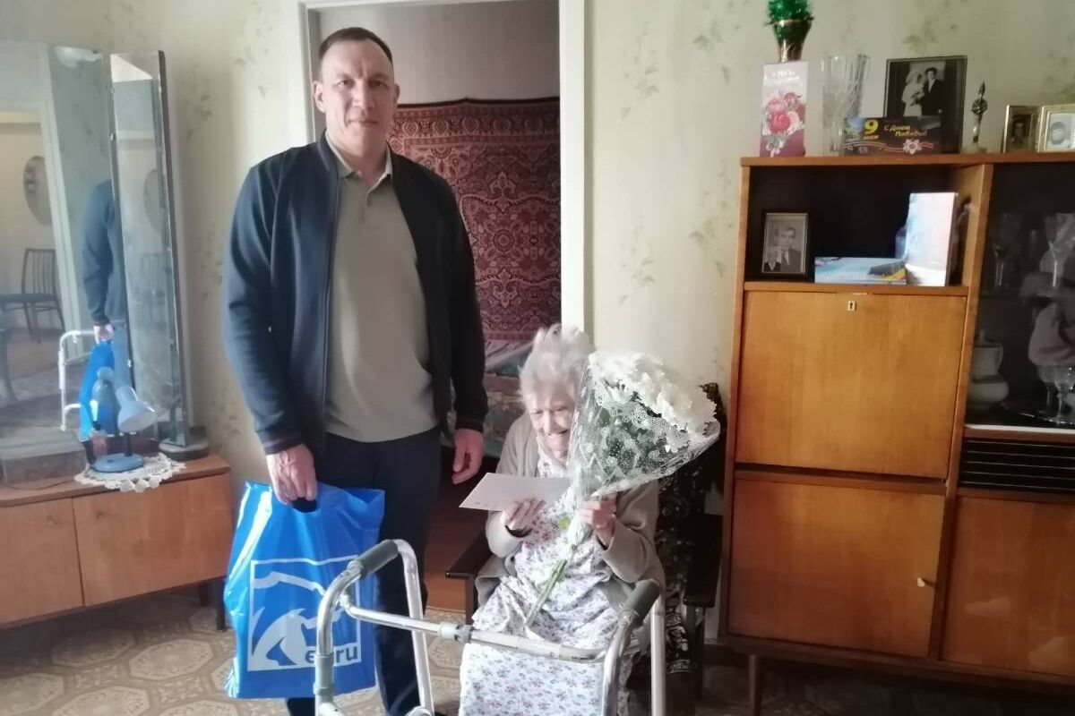 101-летней ветерану оказана помощь в ремонте квартиры