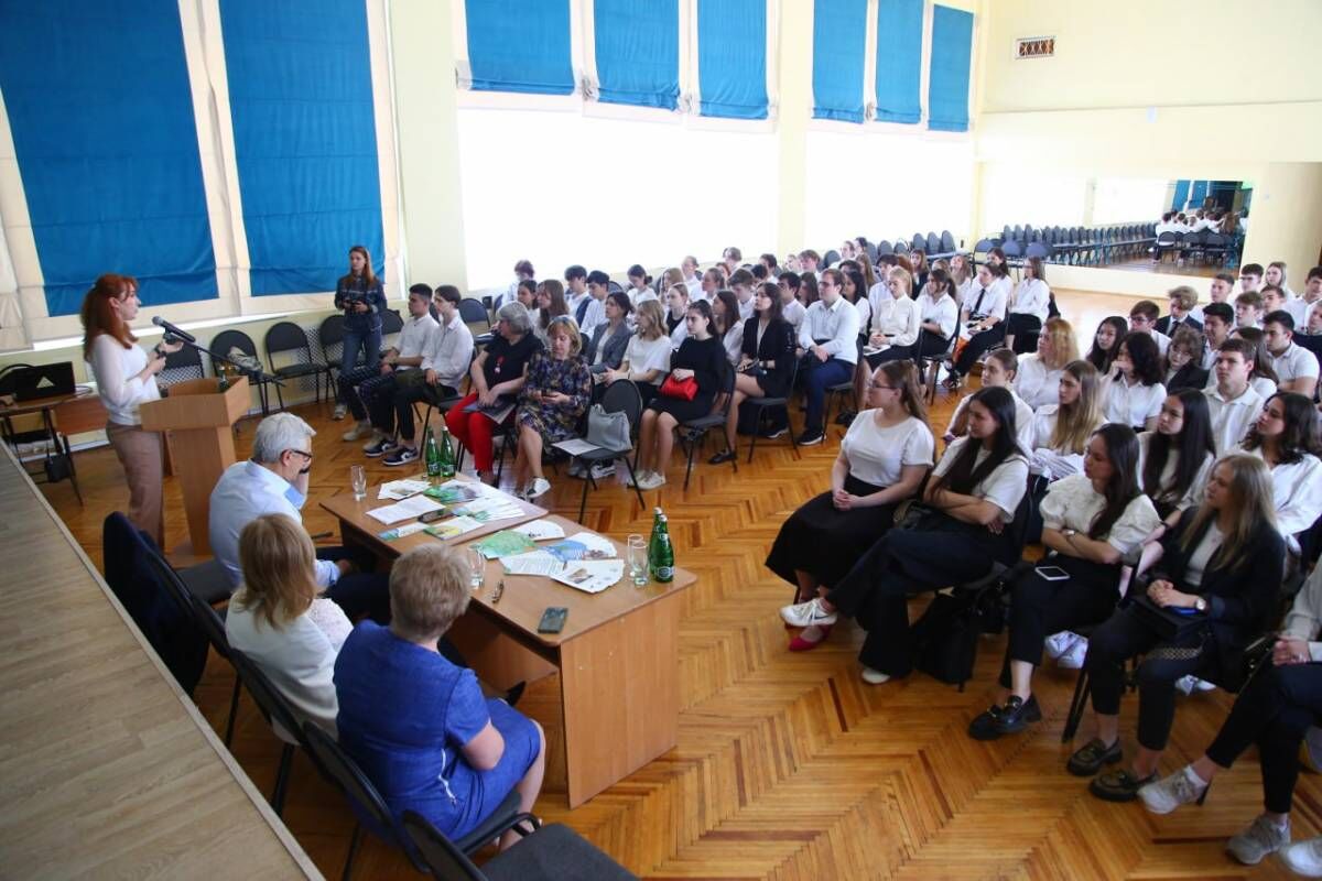 Депутат «Единой России» пообщался с астраханскими старшеклассниками на тему здорового образа жизни