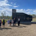 В селе Барано-Оренбургское открыли новый памятник воинам-односельчанам