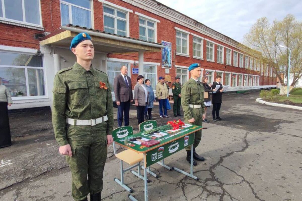 По инициативе «Единой России» в школах Омской области установили Парты Героя