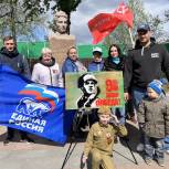 «Цветы памяти» и картина для ветерана: на юго-востоке Москвы единороссы поздравили фронтовиков