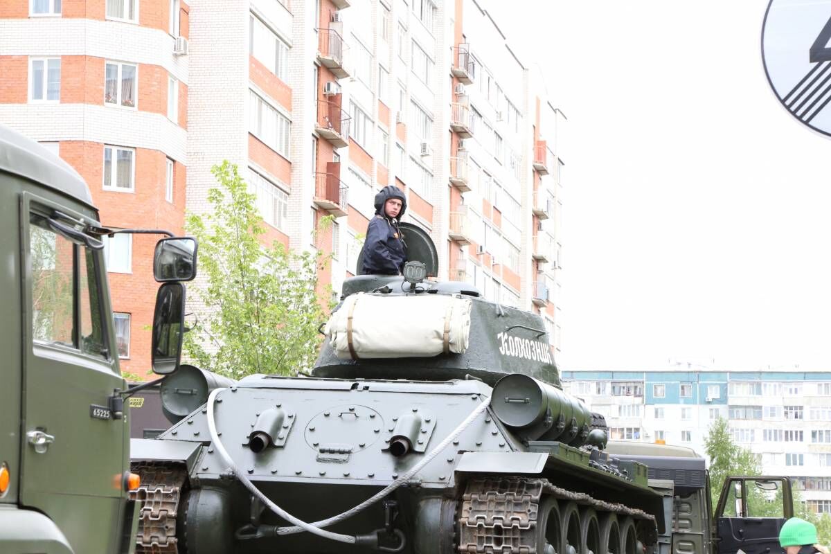 По Казани прошла колонна военно-исторической техники