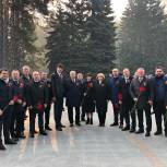 Единороссы возложили цветы к Широкореченскому военному мемориалу в День Победы