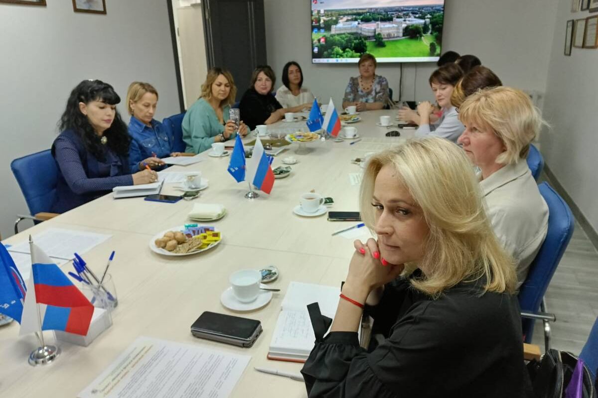 Партийные проекты «Единой России»: В Ленобласти обсуждают влияние воспитания на жизнь детей