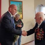 Александр Карелин поздравил ветерана Великой Отечественной войны Владимира Иванова с Днём Победы