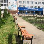 В преддверии Международного дня защиты детей «Единая Россия» подарила лавочки детской областной больнице