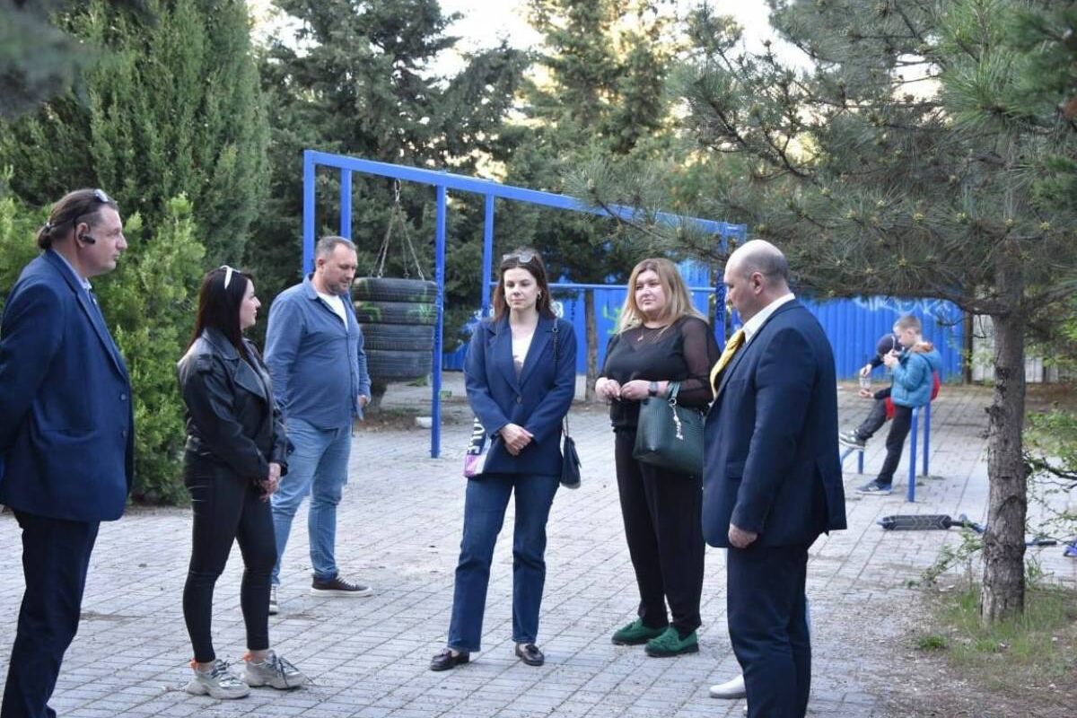 На улице Колобова оборудовали освещение на новой детской площадке