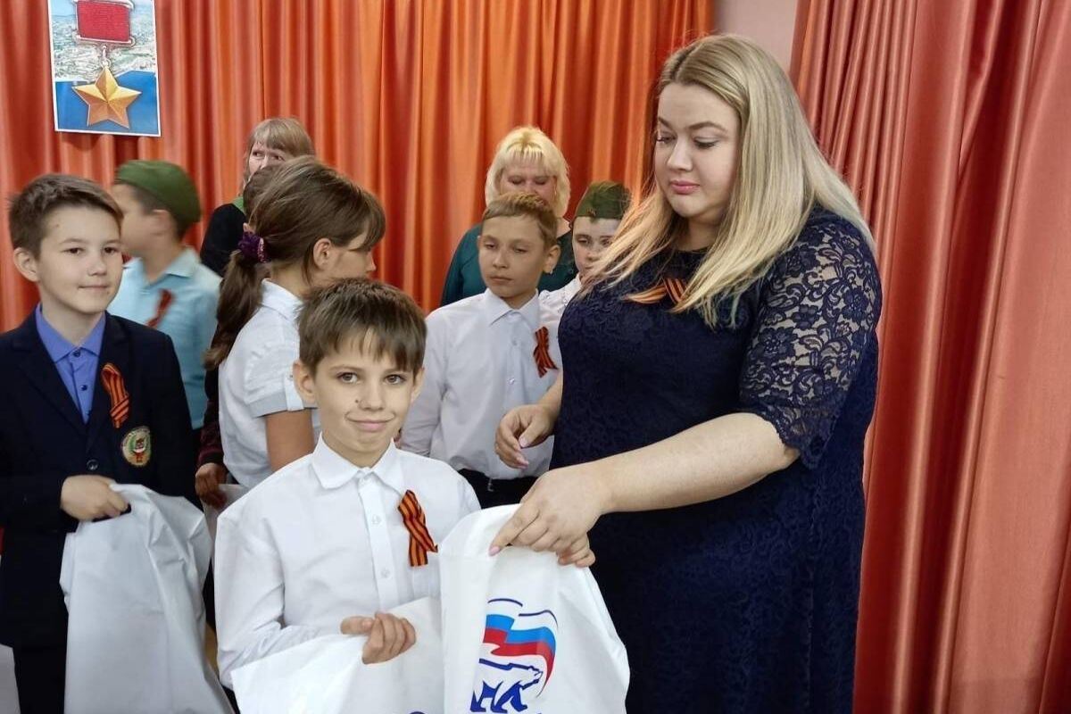 В библиотеке-филиале №16 при поддержке «Единой России» прошел детский конкурс стихов «Алые маки Победы»