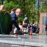 Александр Бречалов возложил цветы к Монументу боевой и трудовой славы
