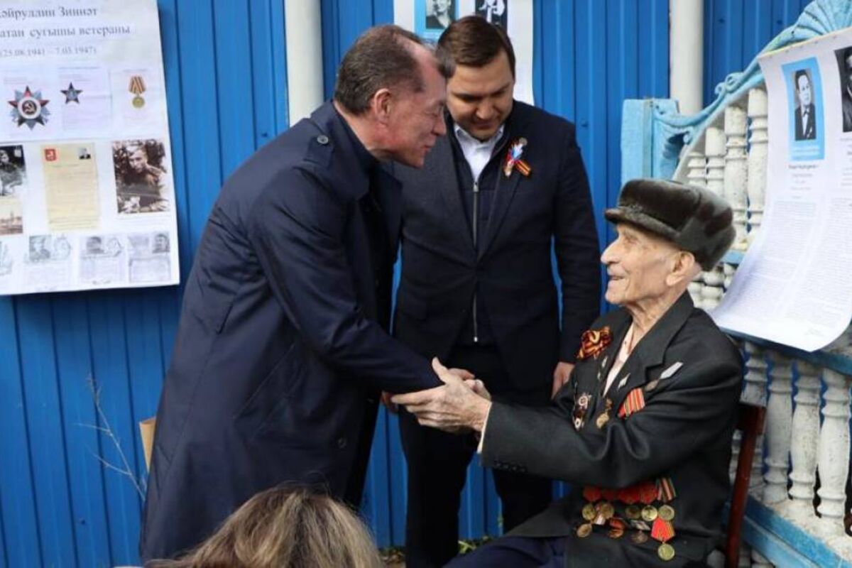 99-летний ветеран сажает рассаду, а 103-летний вспоминает военные годы:  депутат Максим Топилин встретился с героями ВОВ