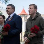 Андрей Турчак и Леонид Пасечник возложили цветы к памятнику защитникам Донбасса «Они отстояли Родину» в Луганске