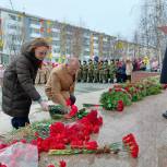 Ямальские единороссы поздравили ветеранов Великой Отечественной войны и почтили память павших бойцов у военных мемориалов