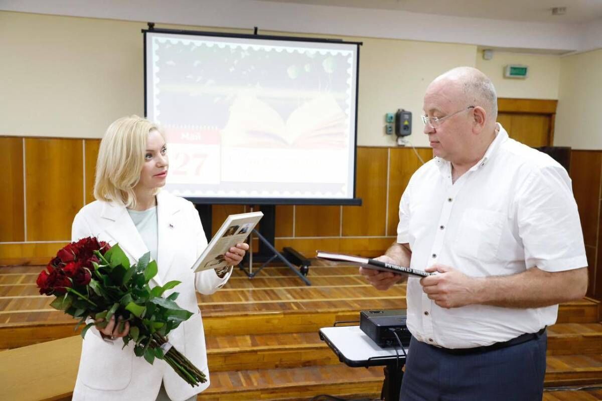 Ольга Казакова поздравила сотрудников пятигорской библиотеки