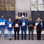 Тюменские единороссы и волонтеры Победы вышли на субботник в сквер Петра Потапова