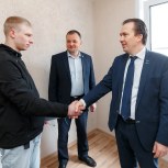 Сергей Куликов вручил ключи от квартир дубненцам, оставшимся без попечения родителей