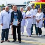Михаил Лукашов вручил благодарственные грамоты водителям службы санитарной авиации