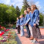 Активисты «Единой России» возложили цветы к Вечному огню от имени участников СВО
